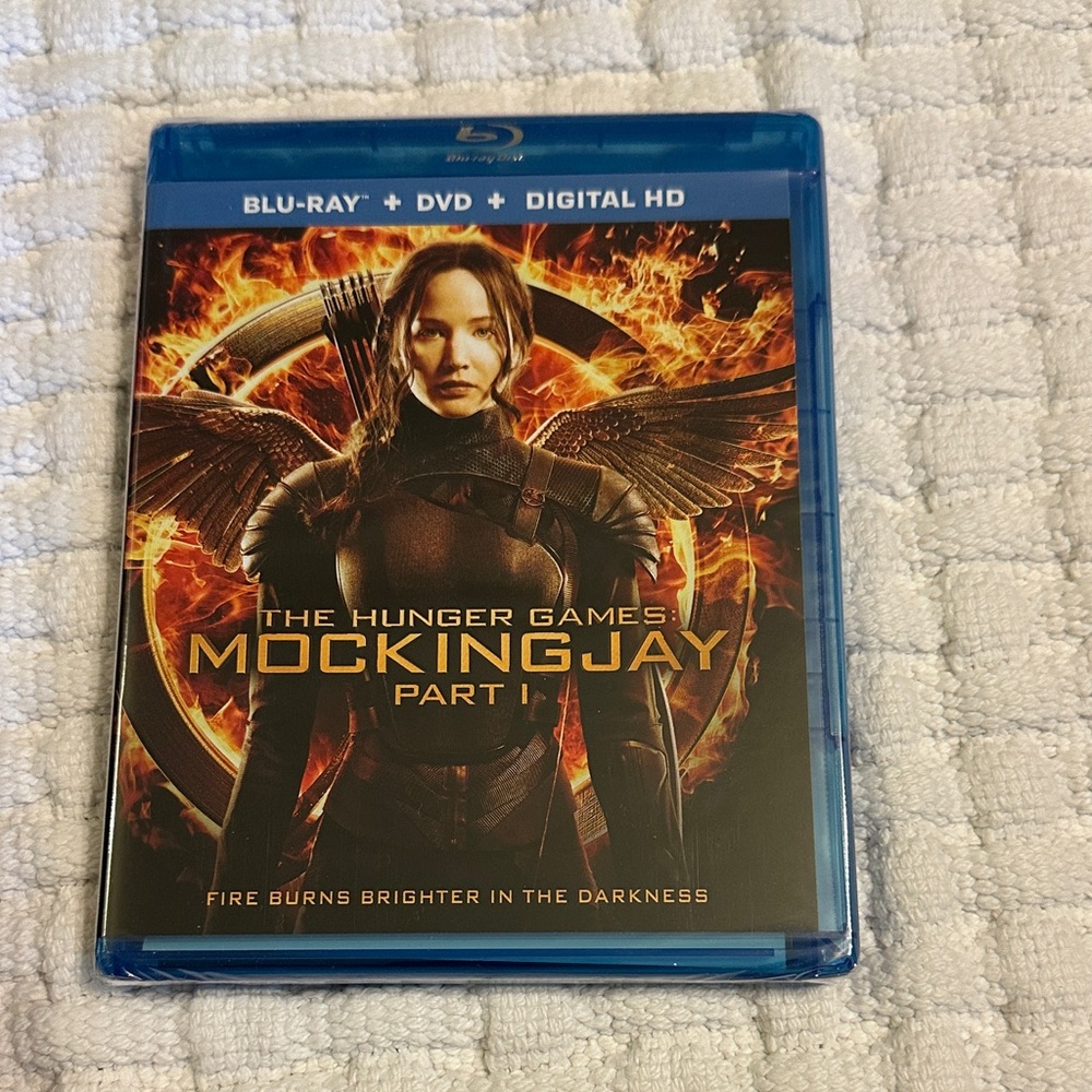 The Hunger Games, Catching Fire and Mockingjay Part 1 Blu-Ray DVD Set - Picture 5 of 8